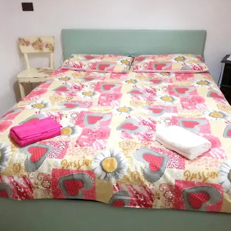 With 3 Bedrooms In With Wonderful Mountain View Furnished Garden And Wifi Appartamento