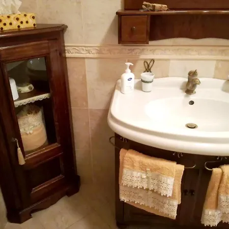 With 3 Bedrooms In With Wonderful Mountain View Furnished Garden And Wifi Appartamento